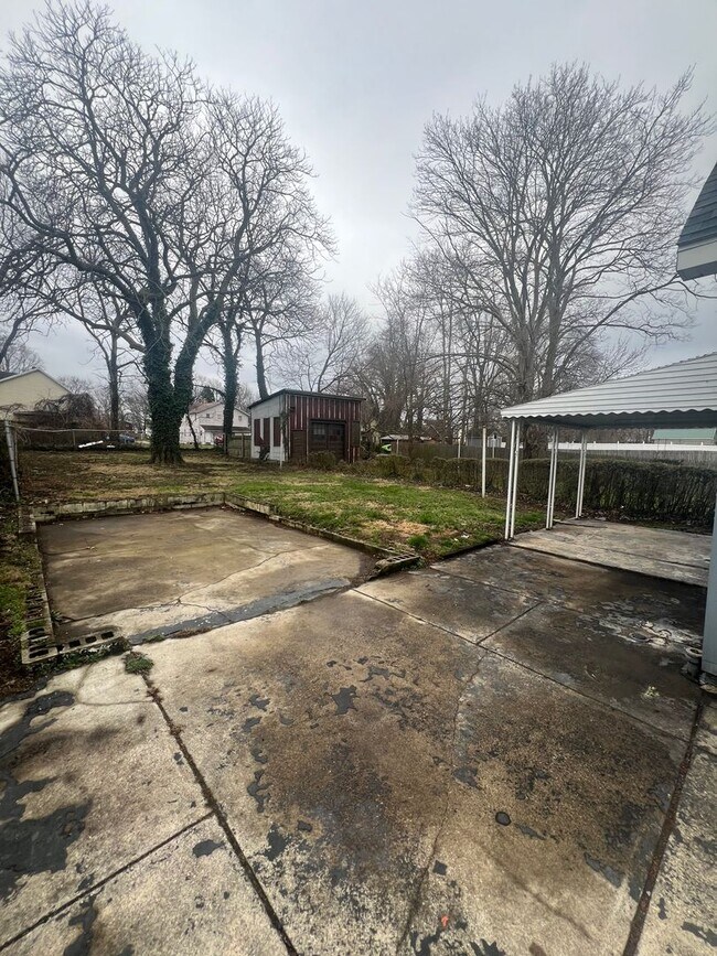 Foto del edificio - Large West Side 3 Bedroom House