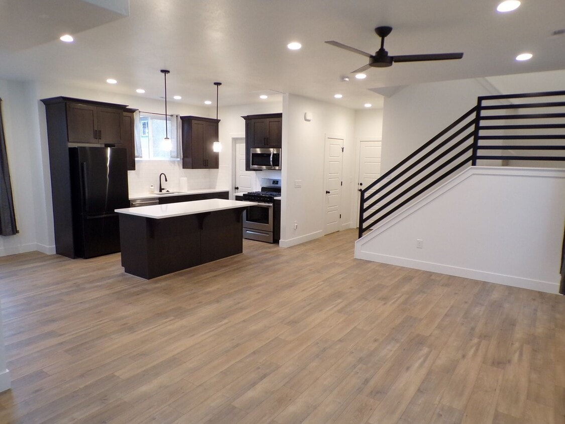 Primary Photo - Beautiful Former Model Home 4 Bed 3.5 Bath...
