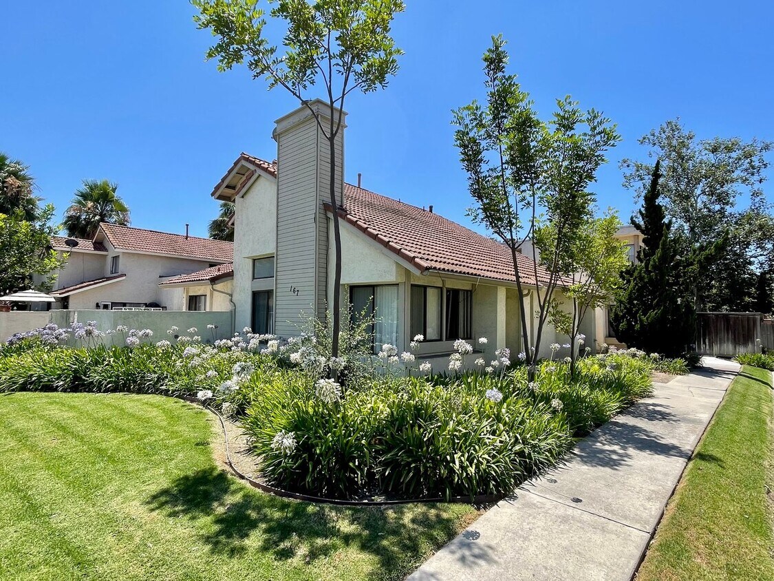 Foto principal - Lower Level w/ Private Fenced Yard!