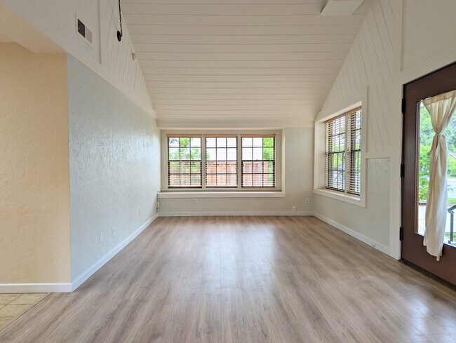 Living room - 283 Flower St