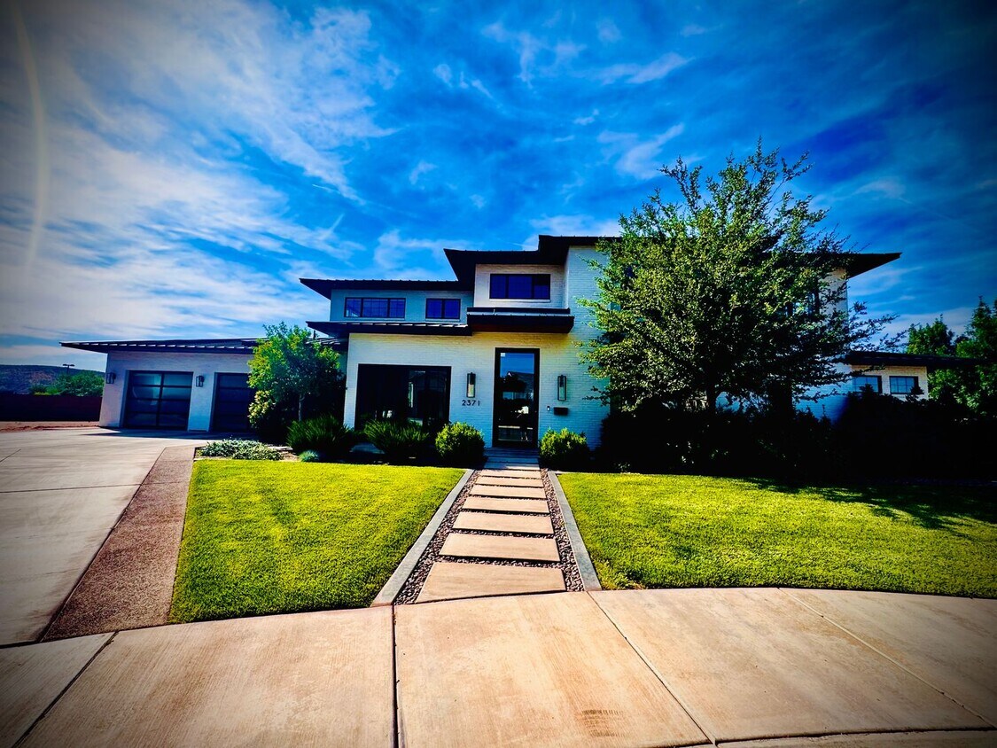 Foto principal - Custom Home in LITTLE VALLEY with Hair Studio
