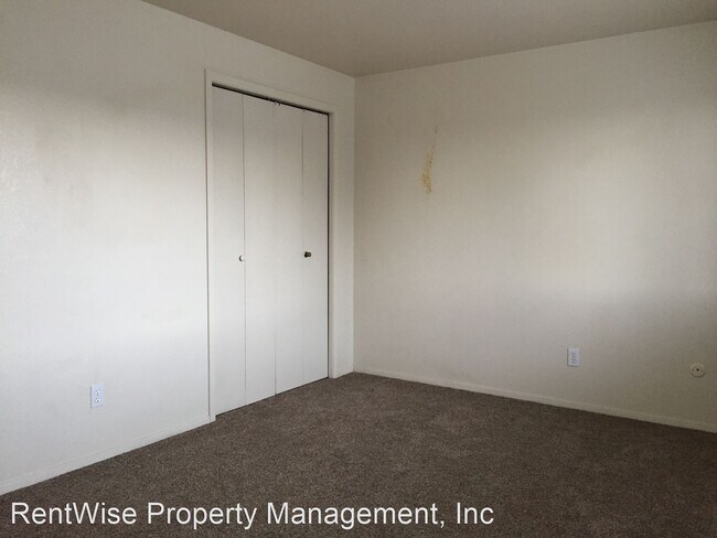 Building Photo - 211 E Bird Ave