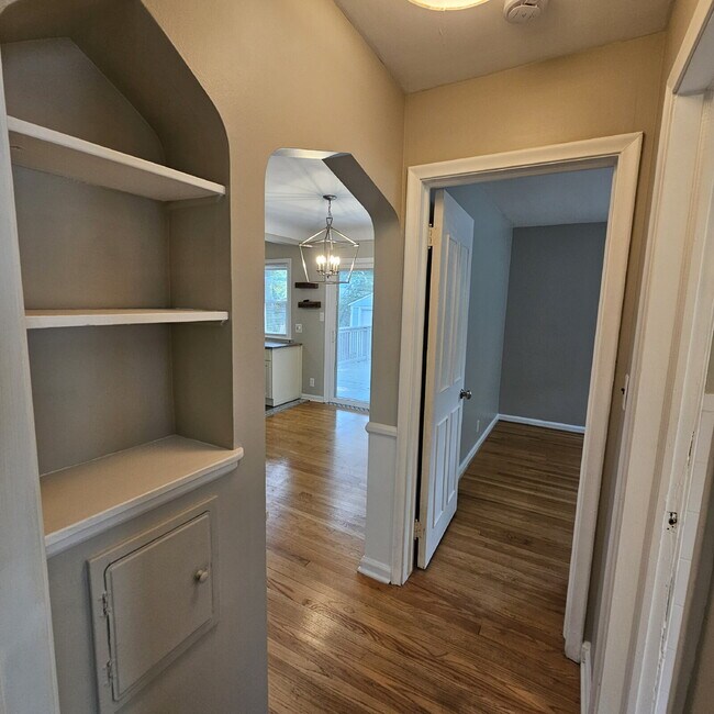 Building Photo - 3 Bedroom Bungalow w/ Hardwood Floors Clos...