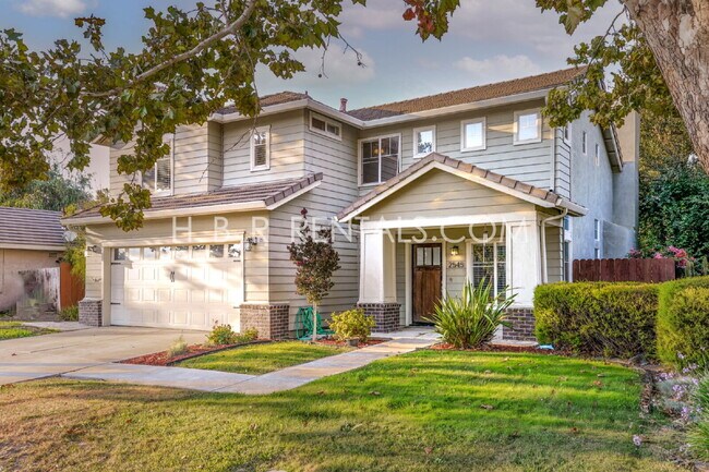 Building Photo - Bright Craftsman-Style 4 Bedroom Home in Q...