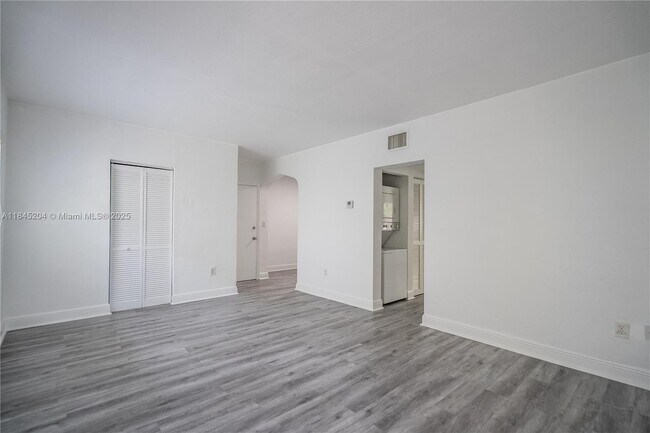 Building Photo - 1011 Bay Dr