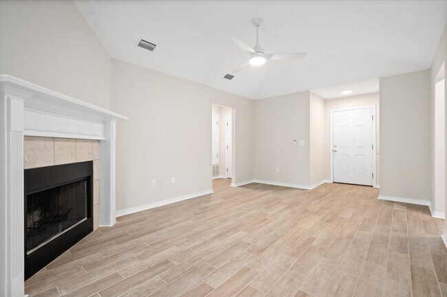 Foto del edificio - HEART OF DAPHNE LISTING!