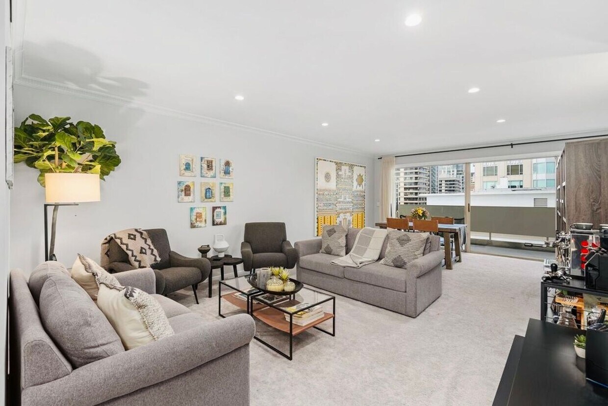 Foto principal - Spacious 1BD/2BA Condo with Stunning Views...