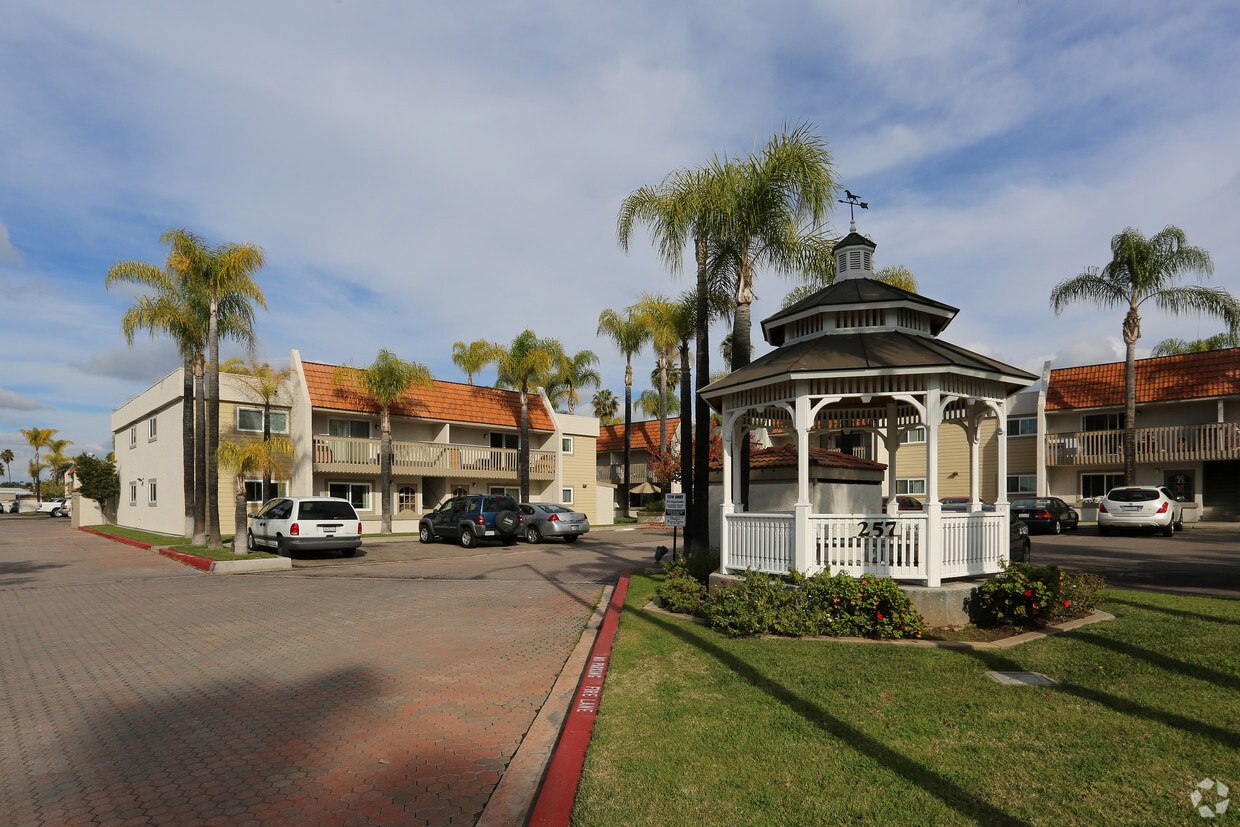 Primary Photo - El Conquistador Apartments