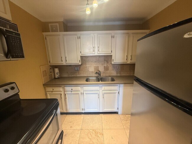 Building Photo - 405 Dunwoody St