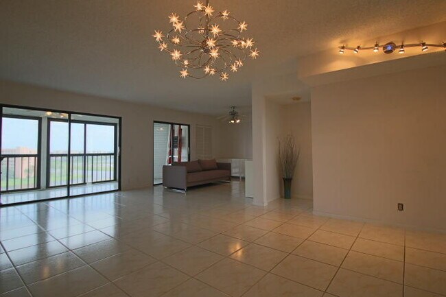 Foto del edificio - 7370 S Oriole Blvd