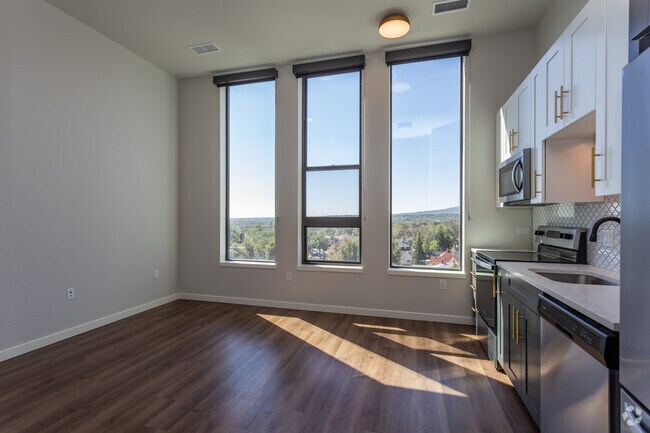 Mae on Cascade photo'