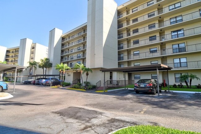 Foto del edificio - 900 Cove Cay Dr