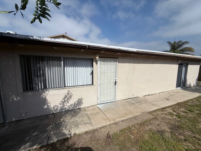Building Photo - 1561 Olive Ave