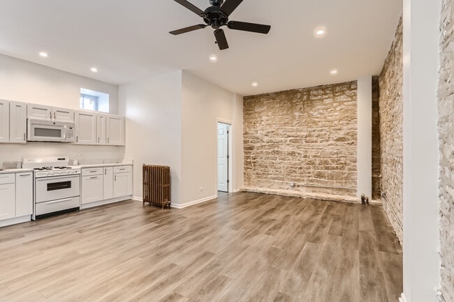 Building Photo - 226 E Illinois St