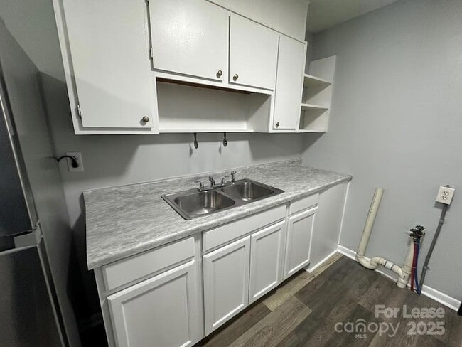 Foto del edificio - 48708 US-52