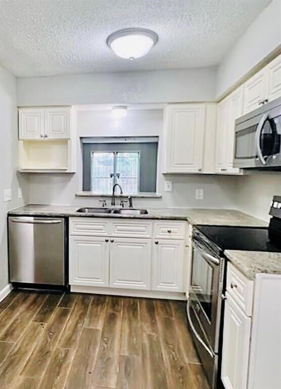 Building Photo - 2112 Greenbriar Colony Dr