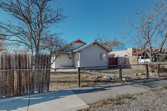 Building Photo - 223 Stanford Dr SE