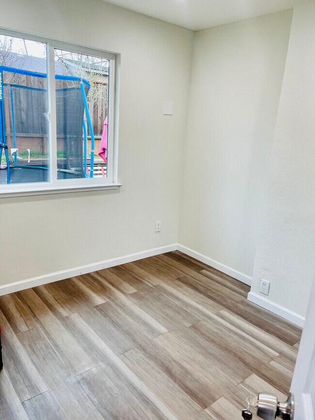 Foto del edificio - 359 Serra Dr