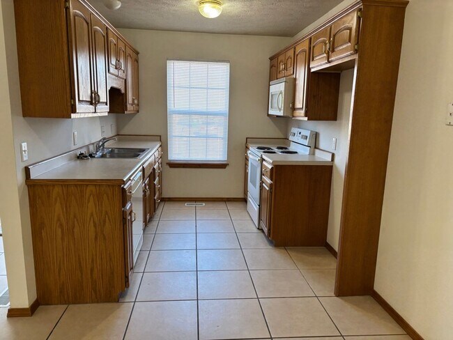 Foto del edificio - Two bedroom, 2 bath, 2 car garage duplex i...