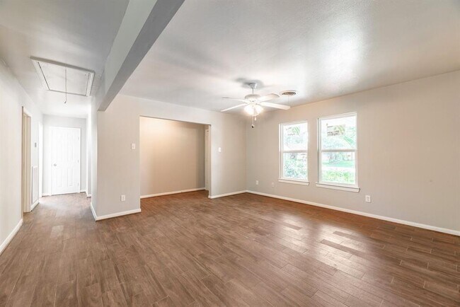 Foto del edificio - 3818 Gardendale Dr