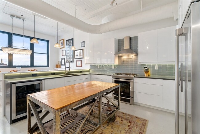 Building Photo - 437 D St