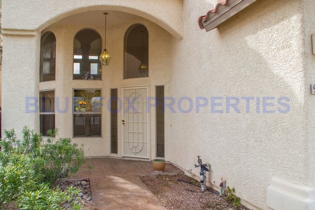 Building Photo - STUNNING 4 BED W/ POOL & VIEWS