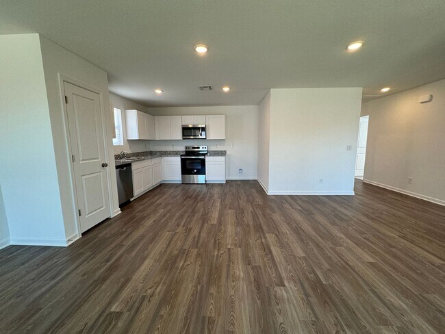 Foto del edificio - 3 BR 2Ba Brand New with All Appliances! In...