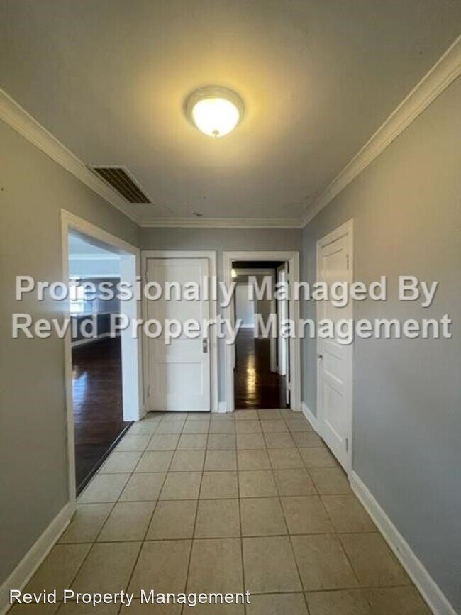Building Photo - 4 br, 3 bath House - 3742 Poplar Ave.