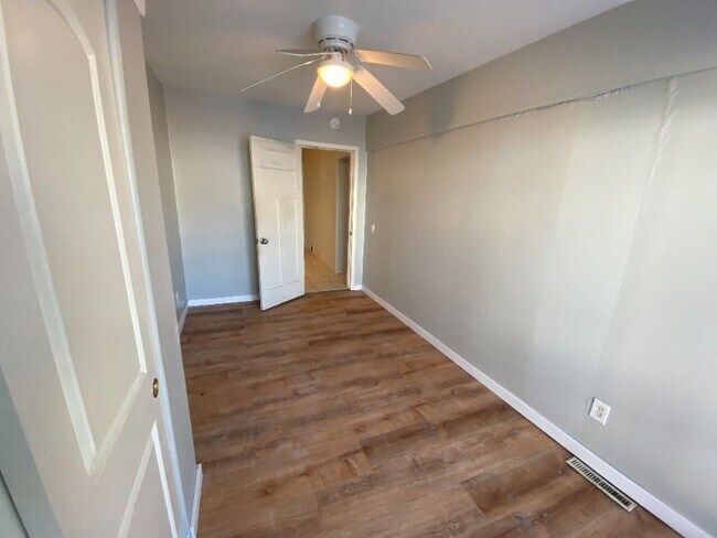 Foto del edificio - 2146 S Winchester St