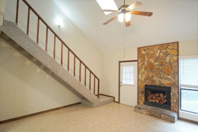 Building Photo - Spacious End-Unit Townhome with Lake Views...