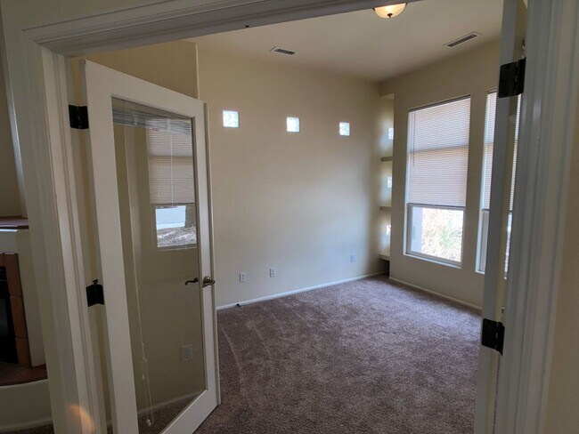 Foto del edificio - Well-Maintained 3-Bedroom Townhome with 2-Car Garage in Desirable Location!