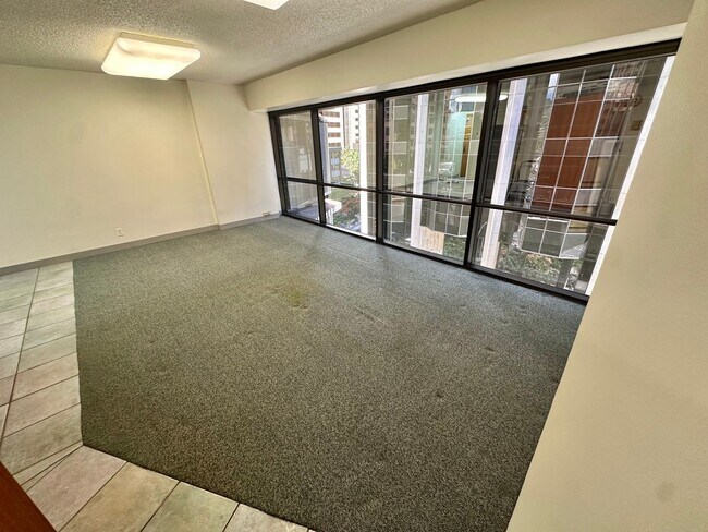 Building Photo - Executive Centre - 1 Bed, 1 Bath, 1 Parking !