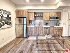 Building Photo - 723 S St Andrews Pl