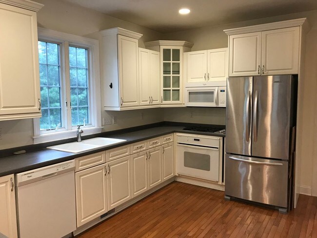 Building Photo - Terrific Treesdale Home