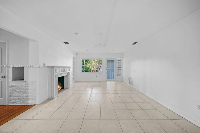Building Photo - 3755 Royal Palm Ave