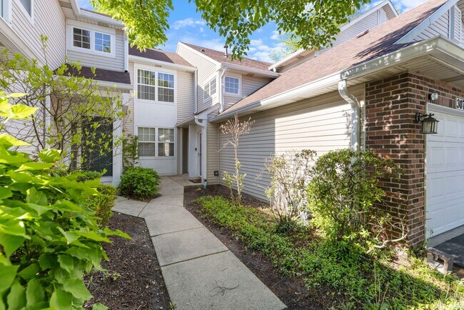 Building Photo - Beautiful 2 Bed, 2 bath Townhome