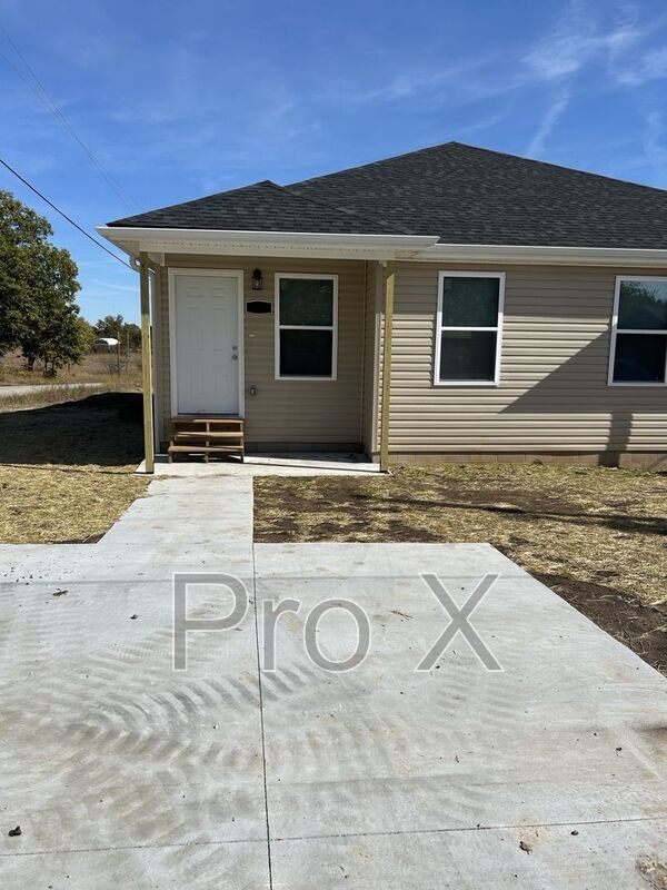 Building Photo - 718 Columbus St