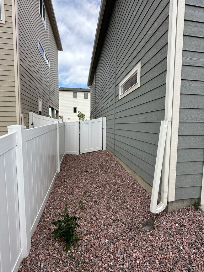 Building Photo - Modern Living in Skyview Village