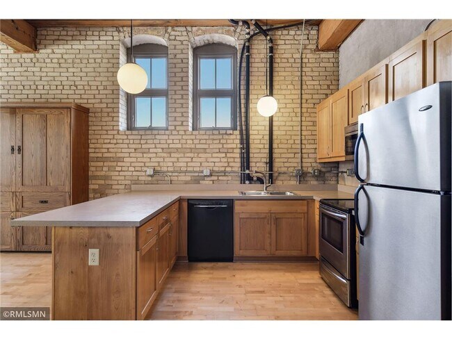 Building Photo - 127 5th St NE
