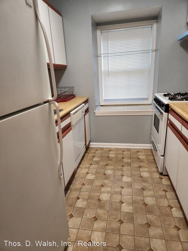Building Photo - 2 br, 1.5 bath House - 7954 Lakecrest Dr.