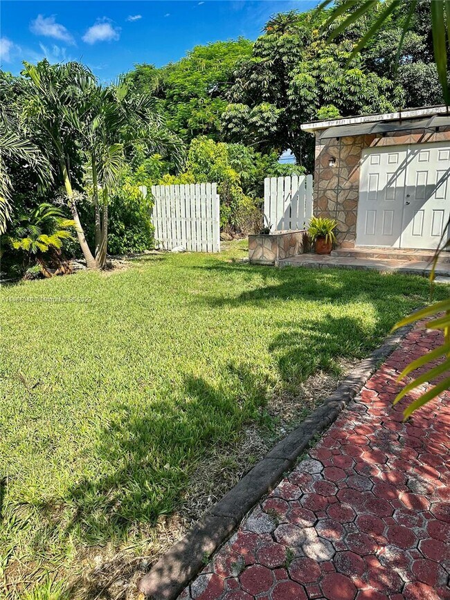 Foto del edificio - 15445 Hayes Ln