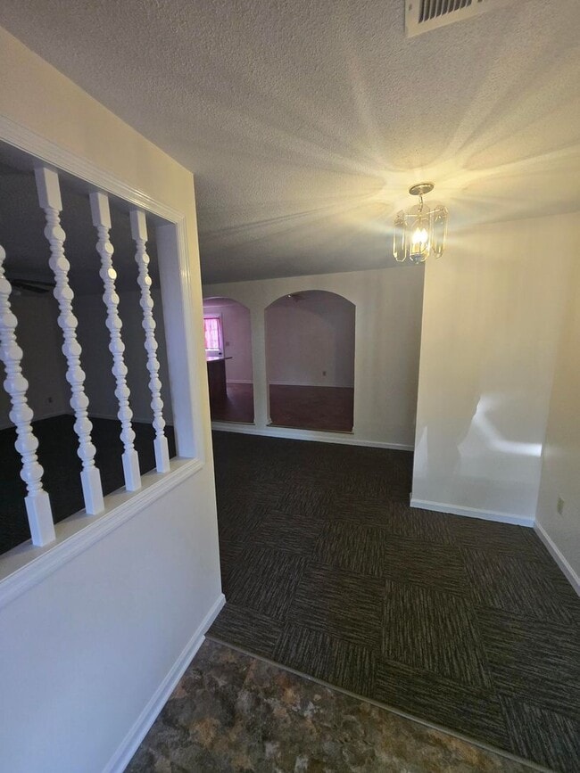 Foto del edificio - **Charming 3-Bed, 2-Bath Duplex Apartment ...