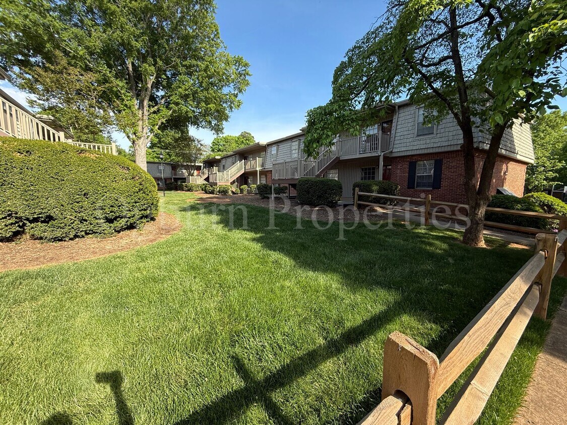 Foto principal - 3818-E Country Club Rd-2BR/1BA-APT!!