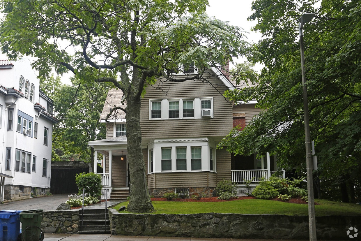 Building Photo - 266 Chestnut Hill