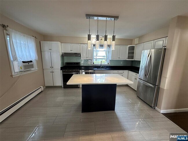 Building Photo - 777 Oakwood Ln
