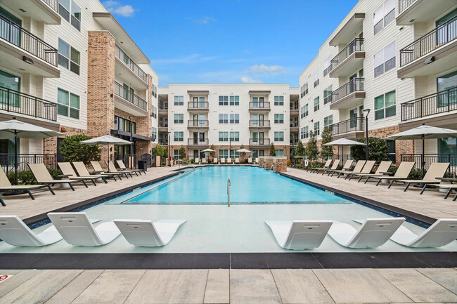 Building Photo - The Oaks