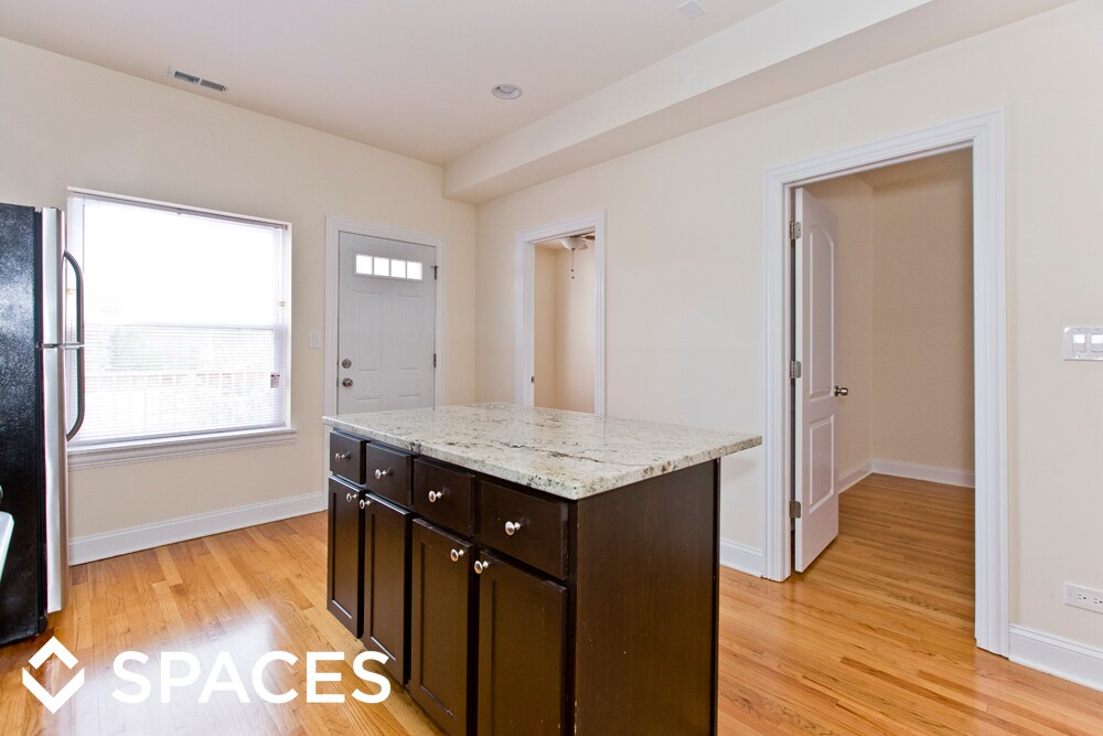 Foto principal - 1523 W Irving Park Rd