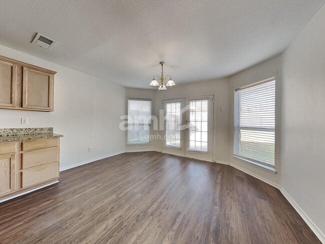 Building Photo - 512 Timber Dr