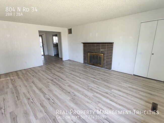 Building Photo - Duplex on Large Lot with Extra Parking