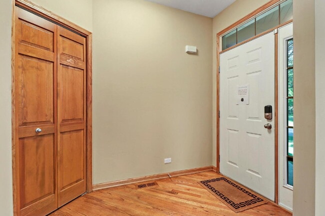 Foto del edificio - Spacious 3-Bedroom Townhouse with Main-Flo...